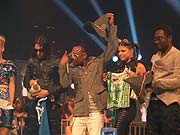 anschliessend gab es neben München T-Shirt und Bayern  Hüten auch ein Bayerisches Designerdirndl von Dirndlpunk für die Black Eyed Peas (Foto: MartiN Schmitz)